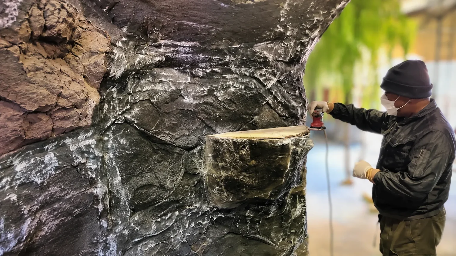 岩の質感を再現した造作物のクローズアップ