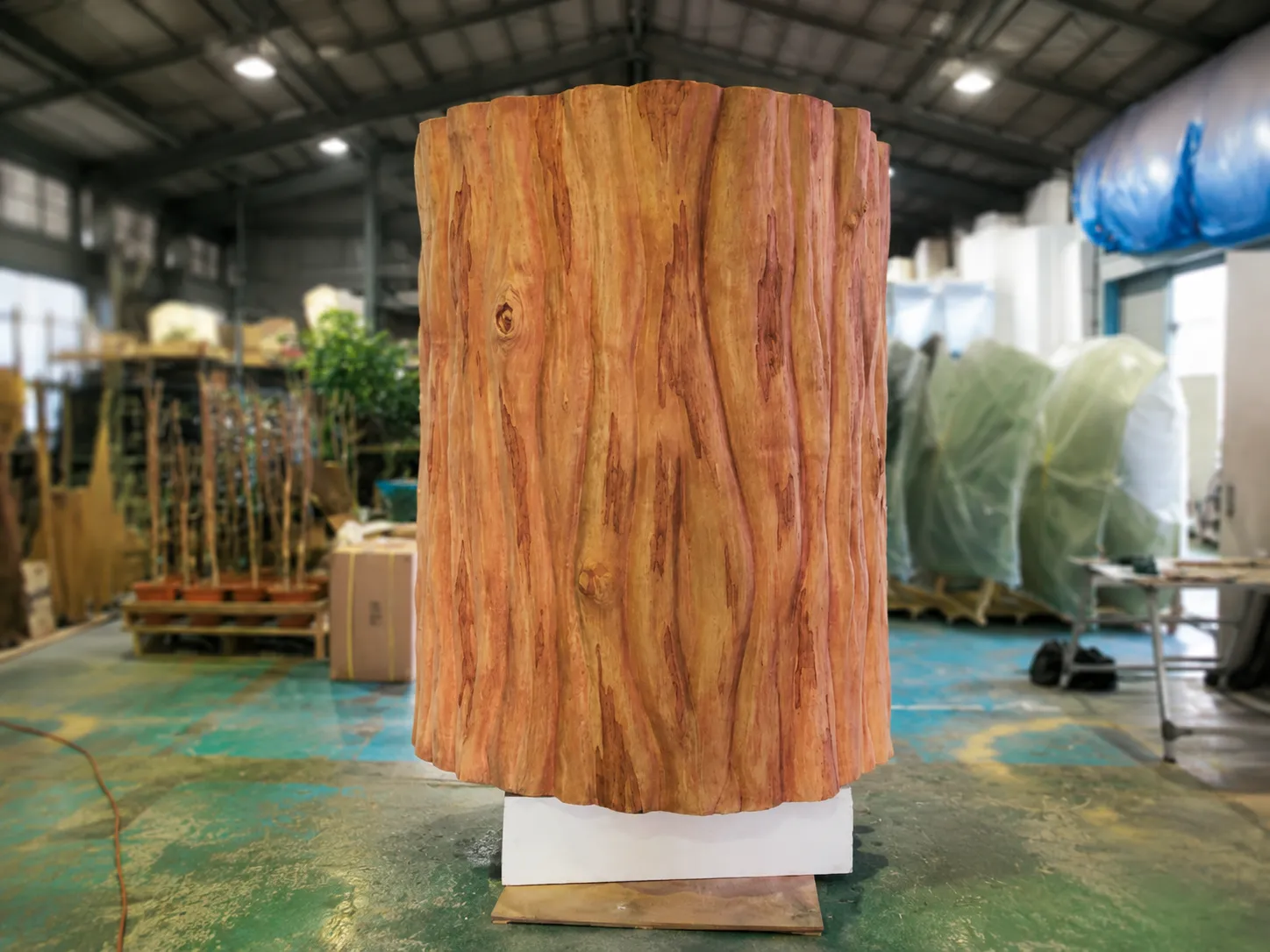 工房内で製作された木の幹を模した大型造作物