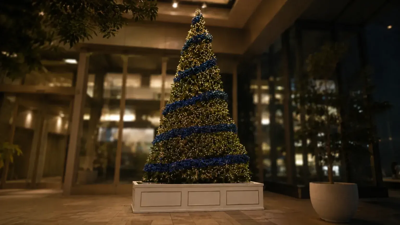 ブルーとゴールドの装飾で彩られた大型クリスマスツリー