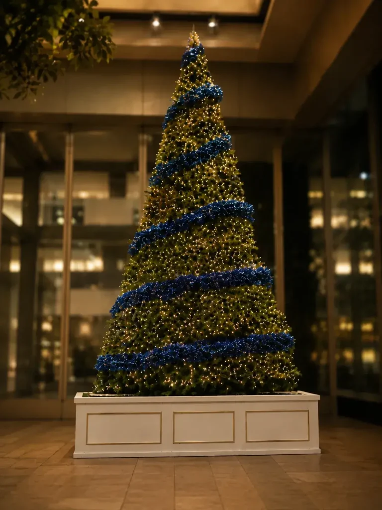 屋内施設の大型クリスマスツリー施工