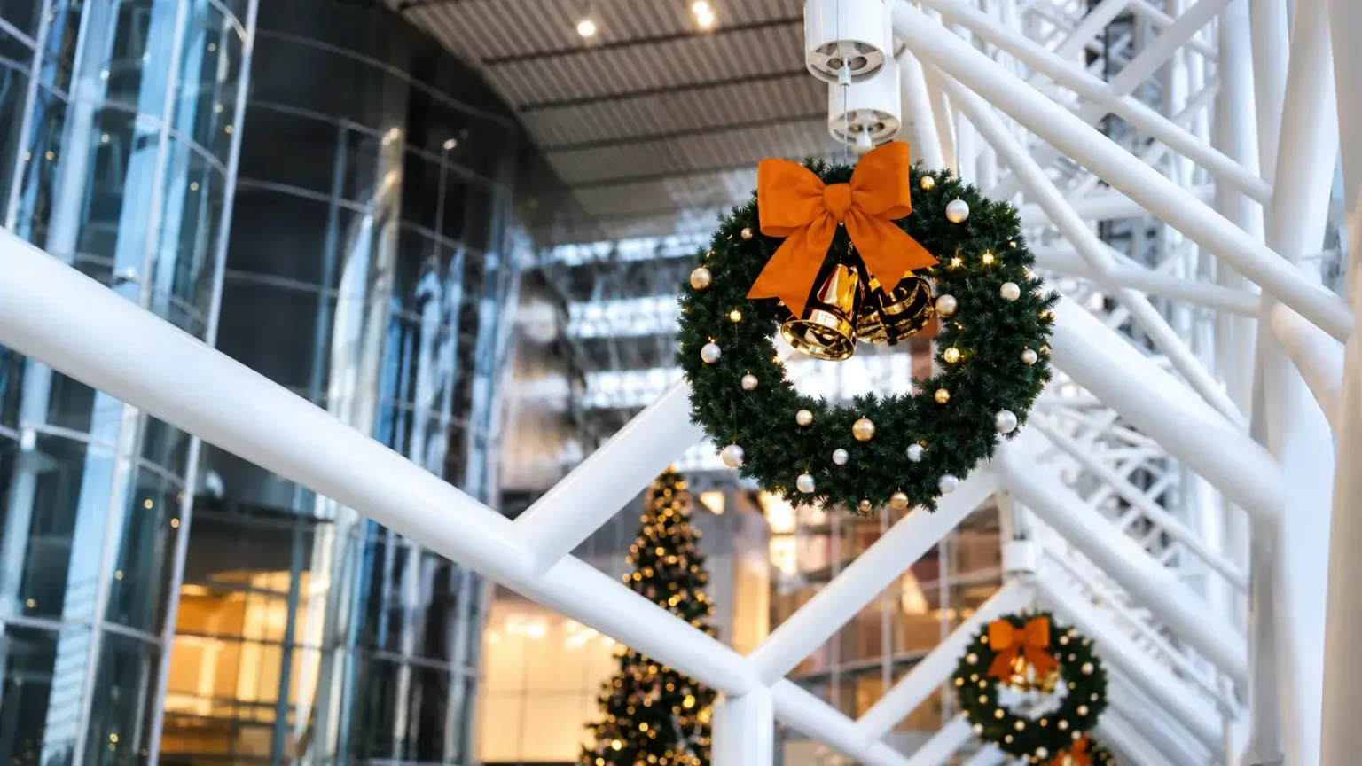 大きなリボンを飾ったクリスマスリース