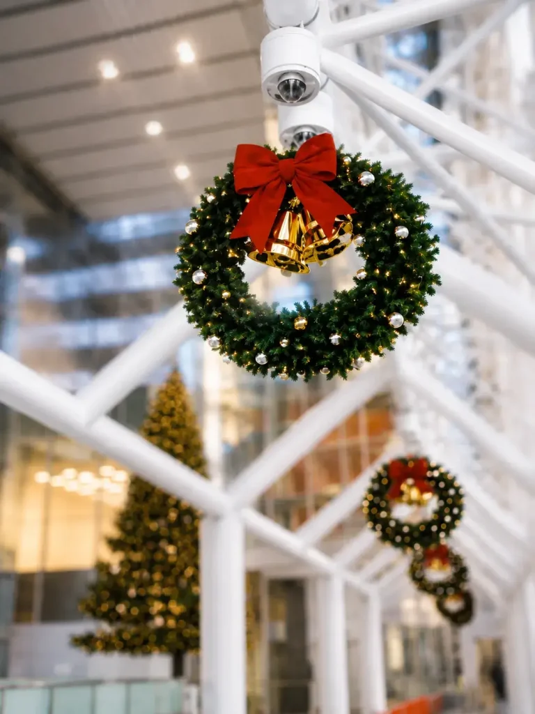 大型施設のクリスマスリース装飾施工