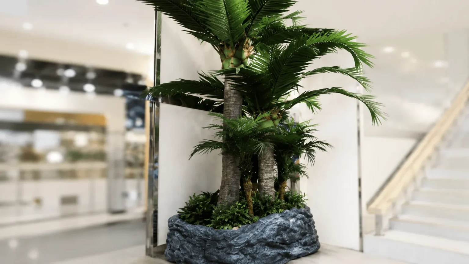 南国植物を再現した大型の人工樹木