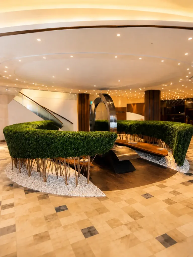 屋内空間の人工グリーン・ベンチ一体型植栽施工