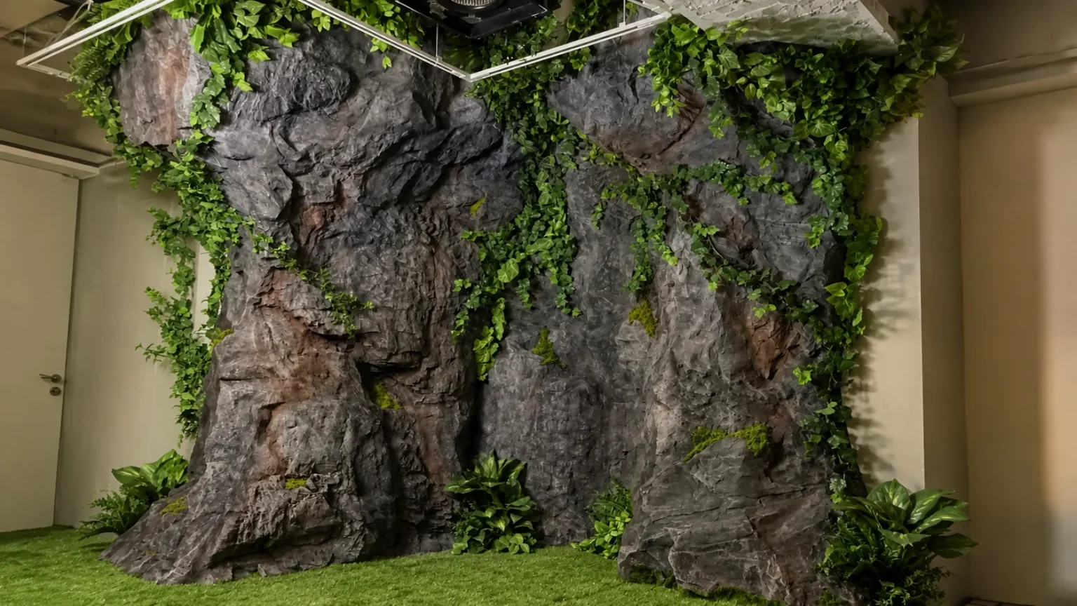 人工植物をあしらったリアルな岩石の大型造作樹木